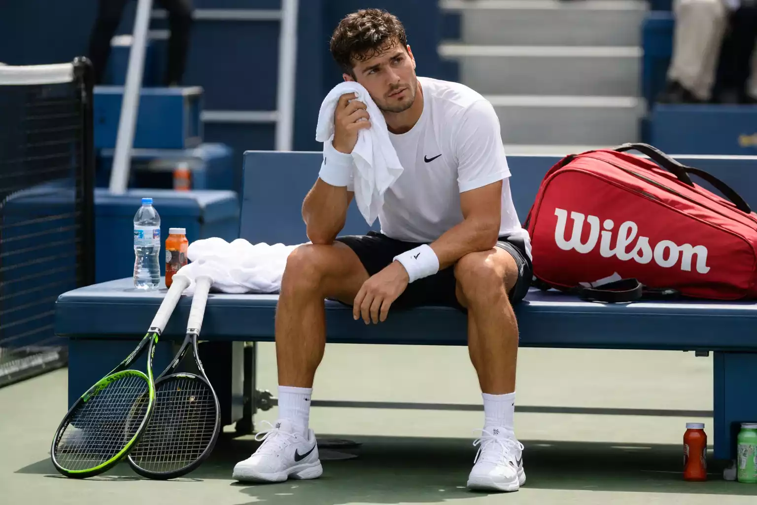 Tennisspieler konzentriert sich zwischen zwei Sätzen auf dem Hartplatz