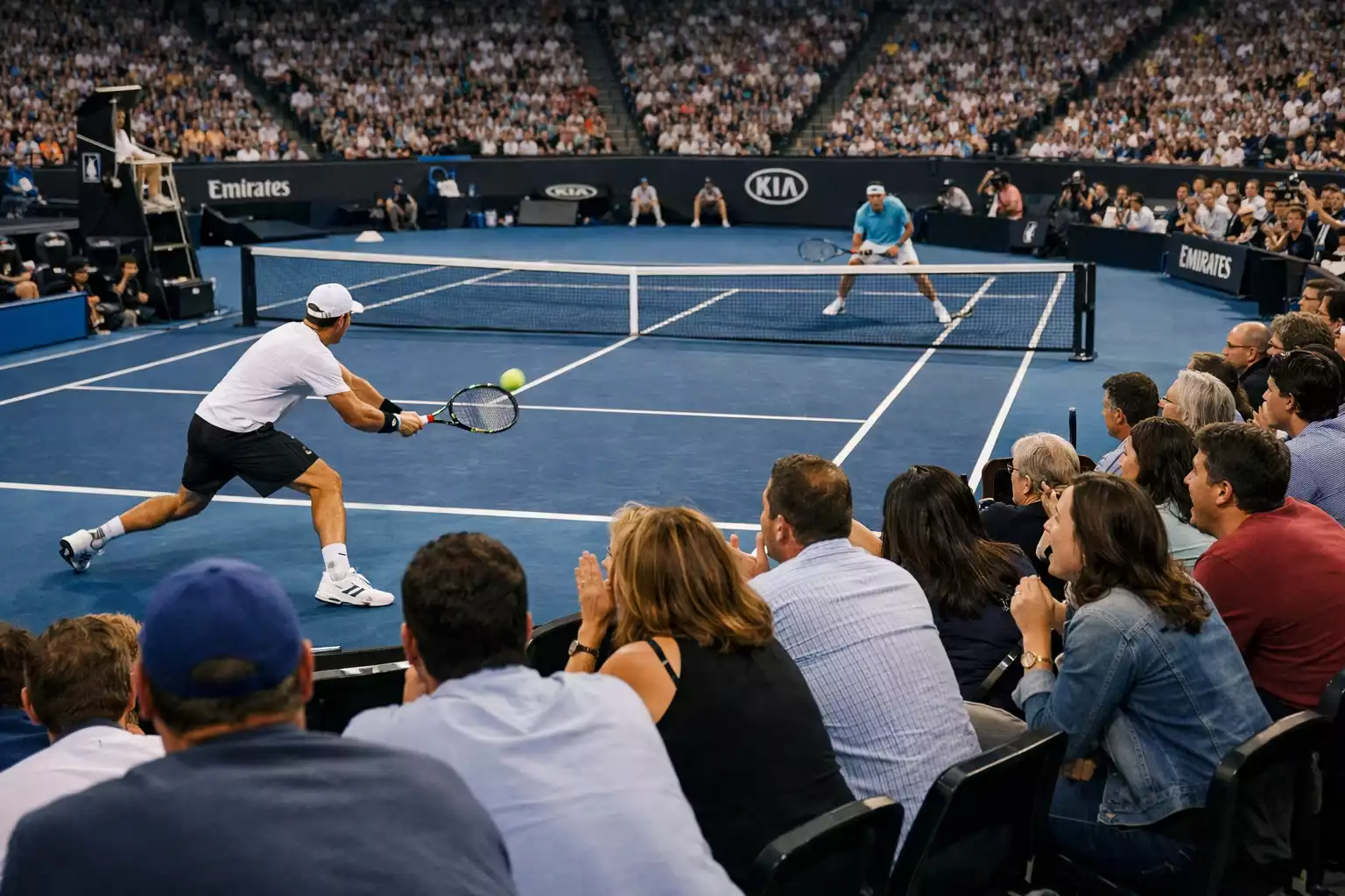 Spannender Moment während eines Tennismatches mit gespannten Zuschauern