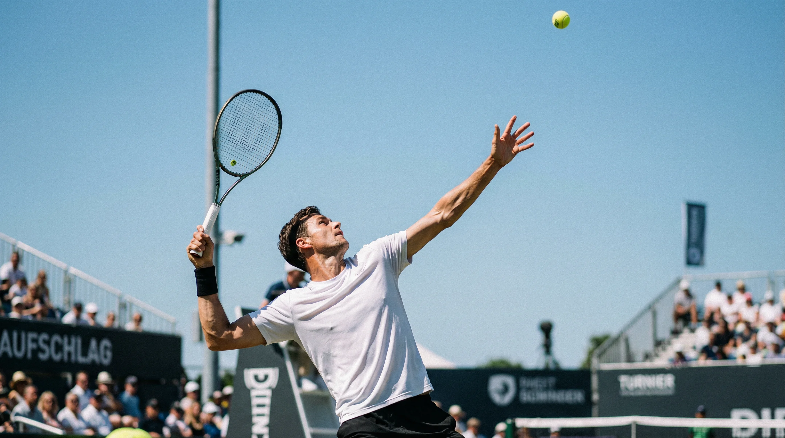 Männlicher Tennisspieler serviert kraftvoll bei einem ATP-Tour-Turnier