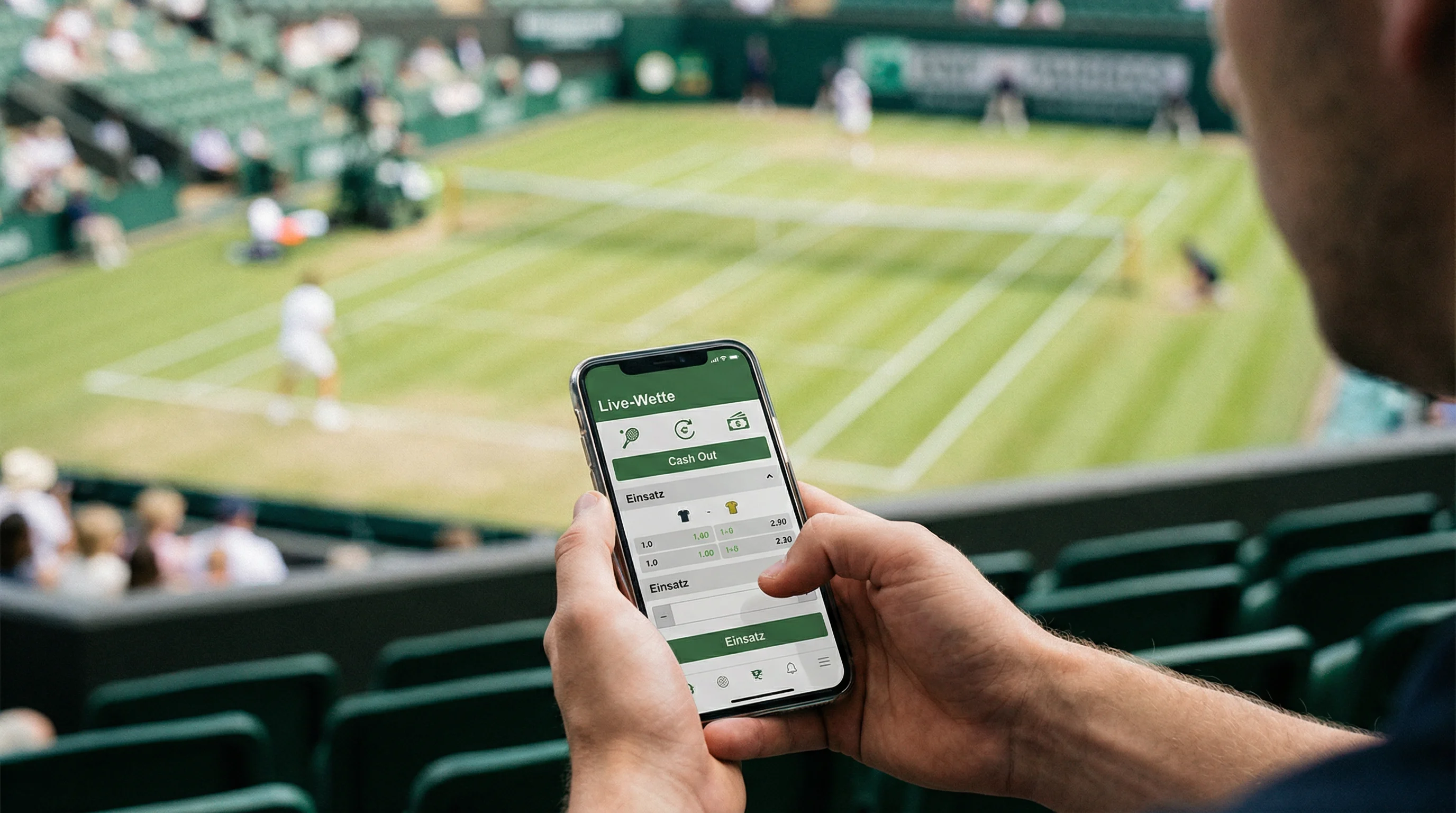 Person hält Smartphone mit Live-Wetten-App während eines Tennismatches auf der Tribüne